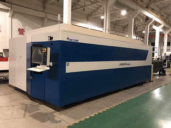 To'liq yopiq Paletni o'zgartirgichli tolali lazer trubkasi va soch kesish mashinasi